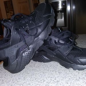 Nike Black Huarache Sz. 7Y